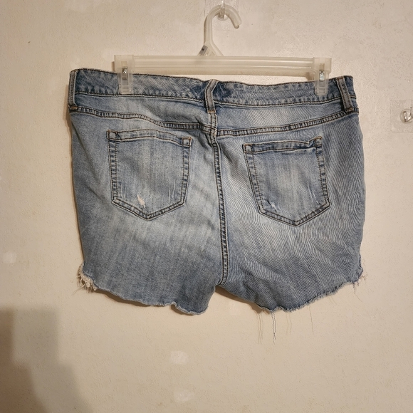 Torrid 3.5" Light Wash Cut Off Raw Hem Distressed Jean Shorts Size 16 - Picture 7 of 11